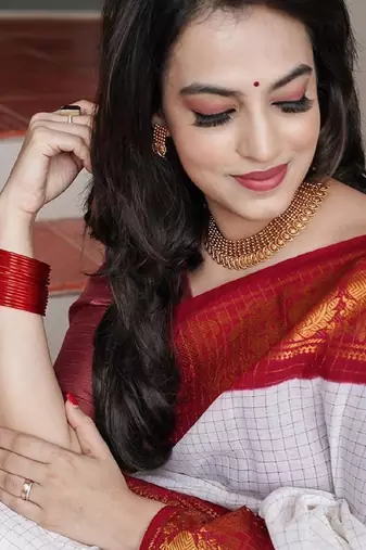 White red silk blend banarasi saree with unstitched blouse piece
