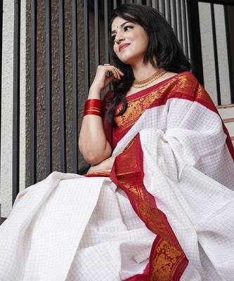 White red silk blend banarasi saree with unstitched blouse piece 5