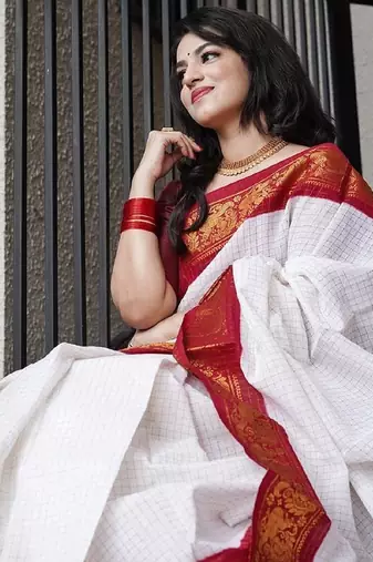 White red silk blend banarasi saree with unstitched blouse piece