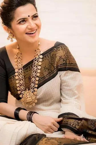 White black silk blend banarasi saree with unstitched blouse piece