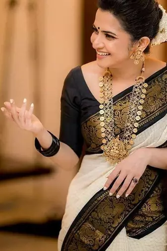White black silk blend banarasi saree with unstitched blouse piece