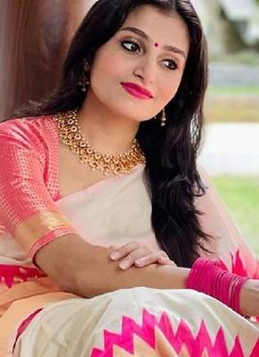 Off white pink silk blend banarasi saree with unstitched blouse piece 3