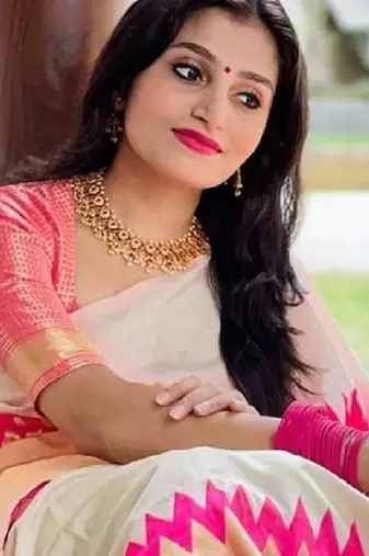 Off white pink silk blend banarasi saree with unstitched blouse piece