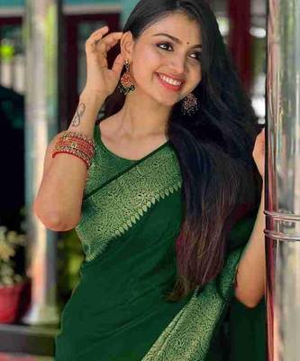 Green silk blend banarasi saree with unstitched blouse piece 5