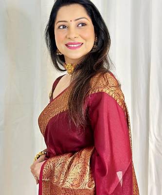 Maroon silk blend banarasi saree with unstitched blouse piece 5