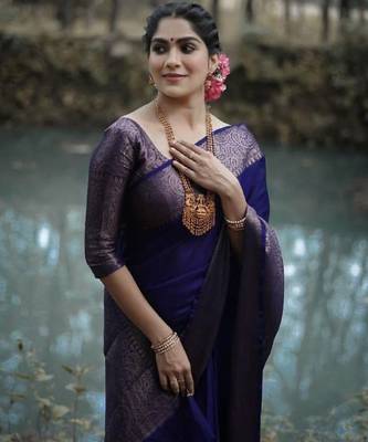 Blue silk blend banarasi saree with unstitched blouse piece 5