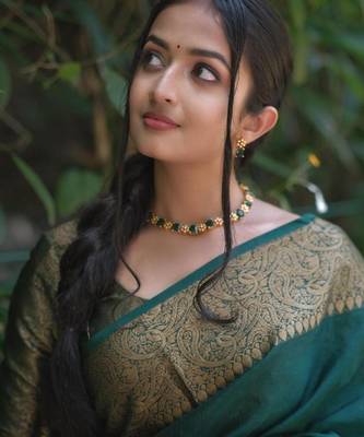 Green silk blend banarasi saree with unstitched blouse piece 2