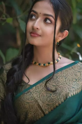 Green silk blend banarasi saree with unstitched blouse piece