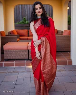 Red silk blend banarasi saree with unstitched blouse piece 2