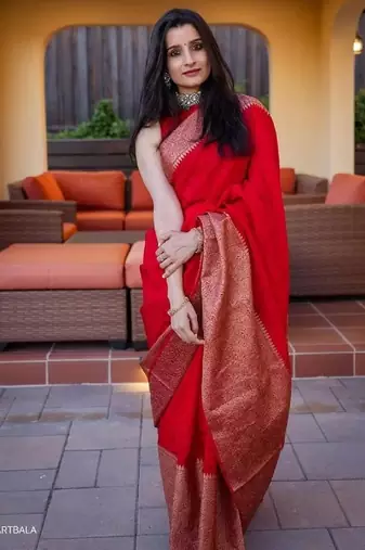 Red silk blend banarasi saree with unstitched blouse piece