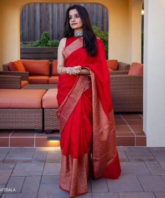 Red silk blend banarasi saree with unstitched blouse piece 3