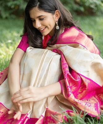 Off white pink silk blend banarasi saree with unstitched blouse piece 3