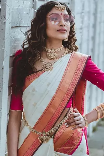 White pink silk blend banarasi saree with unstitched blouse piece