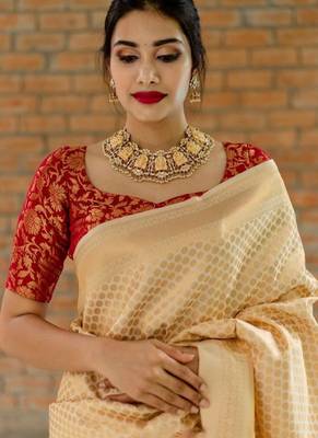 Beige red silk blend banarasi saree with unstitched blouse piece 5