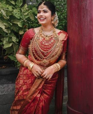 Red silk blend banarasi saree with unstitched blouse piece 1