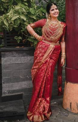 Red silk blend banarasi saree with unstitched blouse piece 3