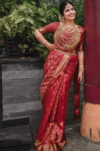 Red silk blend banarasi saree with unstitched blouse piece