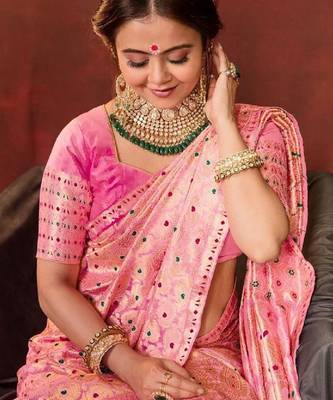 Pink silk blend banarasi saree with unstitched blouse piece 5