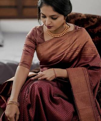 Maroon silk blend banarasi saree with unstitched blouse piece 3