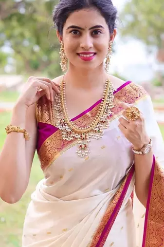 White pink silk blend banarasi saree with unstitched blouse piece