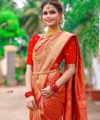Red silk blend banarasi saree with unstitched blouse piece 2