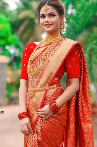 Red silk blend banarasi saree with unstitched blouse piece