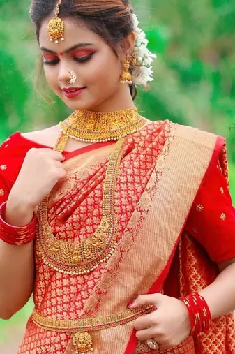 Red silk blend banarasi saree with unstitched blouse piece