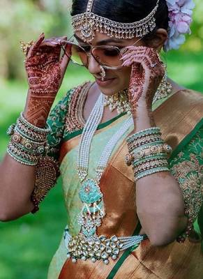 Light green red silk blend banarasi saree with unstitched blouse piece 3