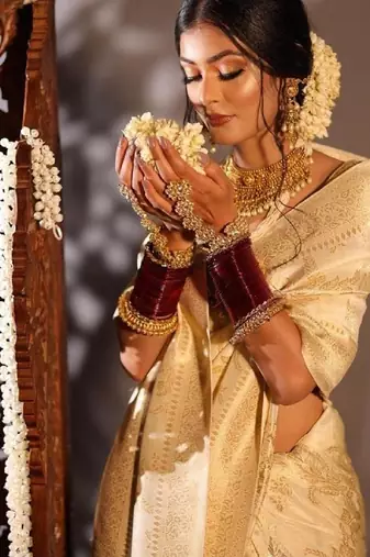 Off white silk blend banarasi saree with unstitched blouse piece