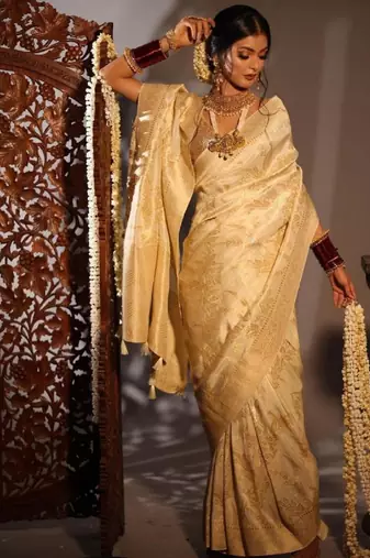 Off white silk blend banarasi saree with unstitched blouse piece