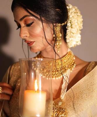 Off white silk blend banarasi saree with unstitched blouse piece 4