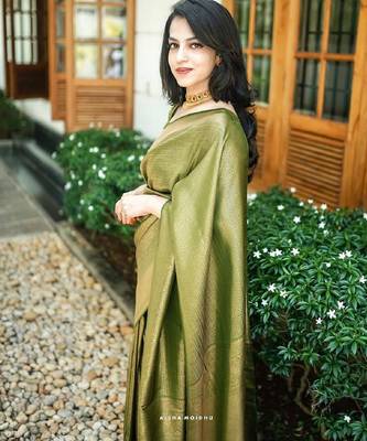 Green silk blend banarasi saree with unstitched blouse piece 2