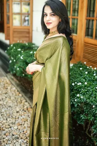 Green silk blend banarasi saree with unstitched blouse piece