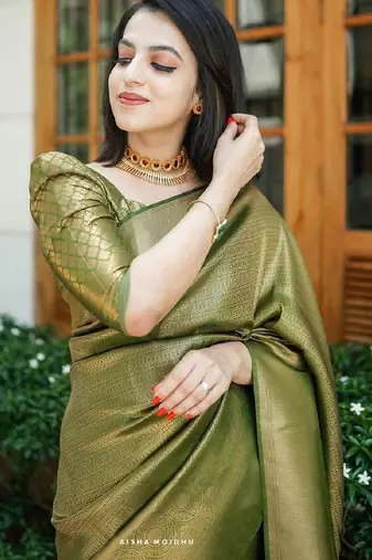 Green silk blend banarasi saree with unstitched blouse piece