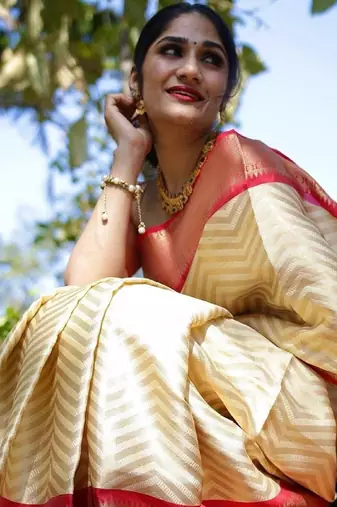 Off white pink silk blend banarasi saree with unstitched blouse piece