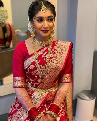 Red silk blend banarasi saree with unstitched blouse piece 2