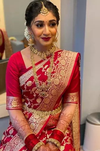 Red silk blend banarasi saree with unstitched blouse piece