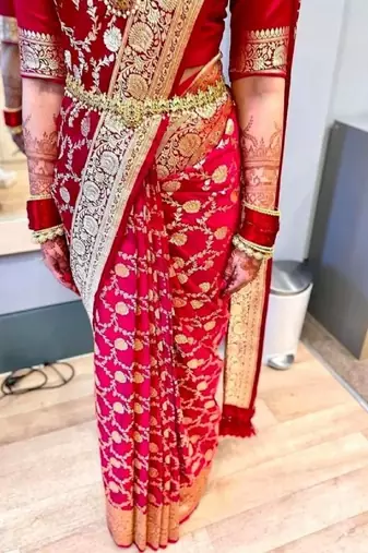 Red silk blend banarasi saree with unstitched blouse piece