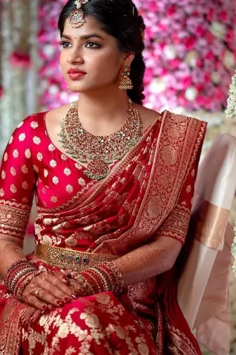 Red silk blend banarasi saree with unstitched blouse piece