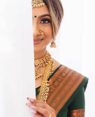 Green silk blend banarasi saree with unstitched blouse piece 3