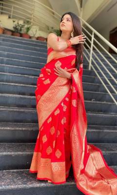 Red silk blend banarasi saree with unstitched blouse piece 3