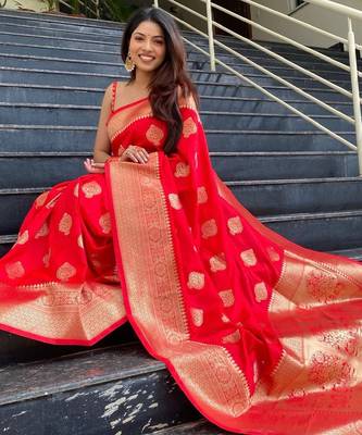 Red silk blend banarasi saree with unstitched blouse piece 5