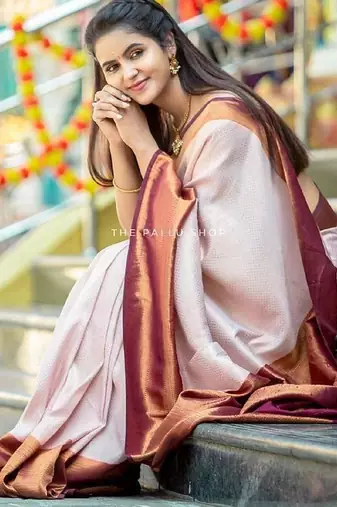 Off white brown silk blend banarasi saree with unstitched blouse piece