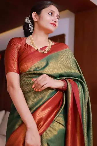 Green red silk blend banarasi saree with unstitched blouse piece