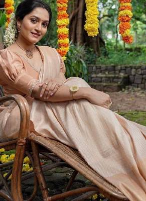 Beige silk blend banarasi saree with unstitched blouse piece 4