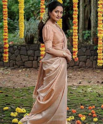 Beige silk blend banarasi saree with unstitched blouse piece 5