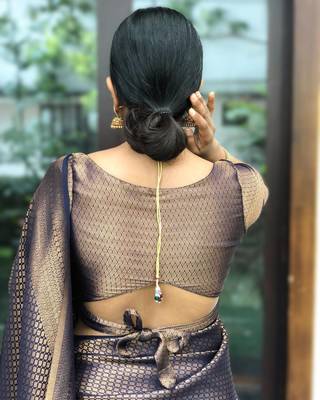 Black silk blend banarasi saree with unstitched blouse piece 3