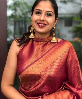 Red silk blend banarasi saree with unstitched blouse piece 2