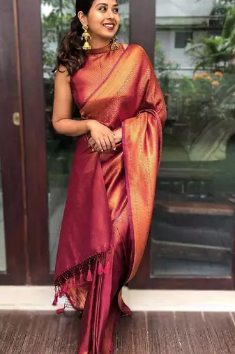 Red silk blend banarasi saree with unstitched blouse piece