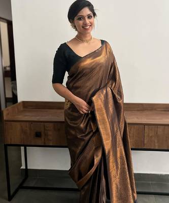 Black silk blend banarasi saree with unstitched blouse piece 3